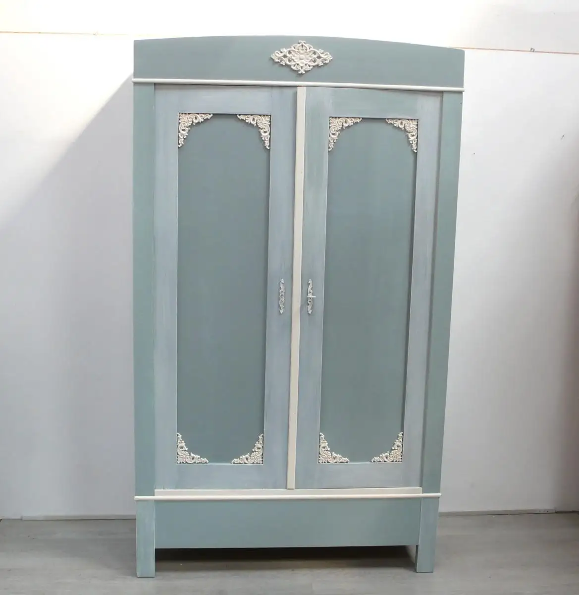 Dielenschrank Kleiderschrank Weichholz 2 Türen von 1930, in Shabby Mint + Weiß 1