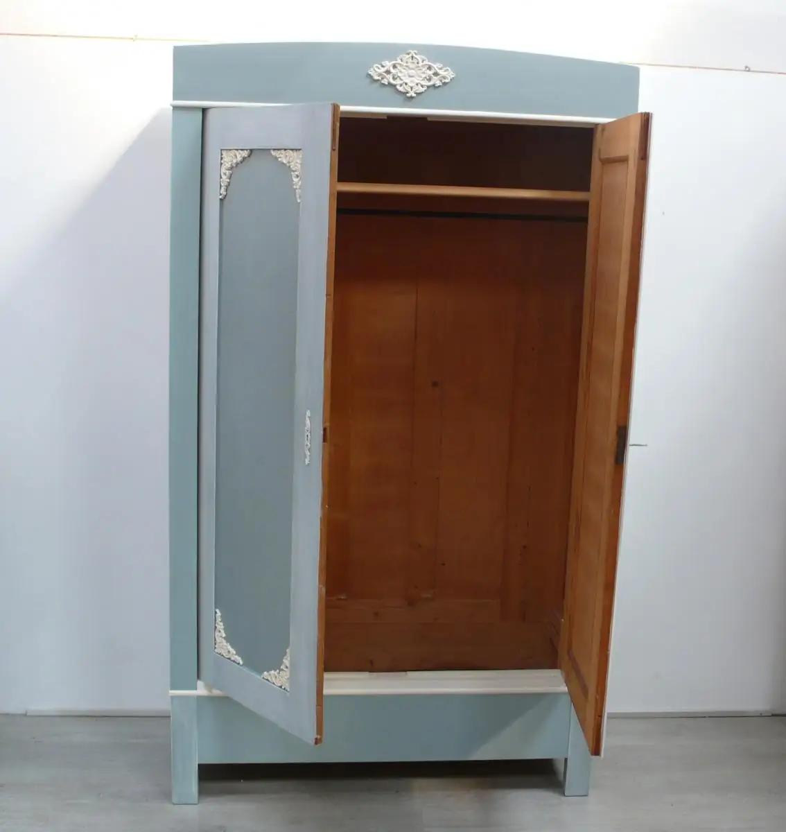 Dielenschrank Kleiderschrank Weichholz 2 Türen von 1930, in Shabby Mint + Weiß 3