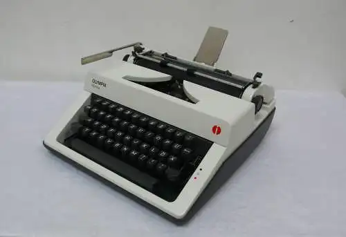 Olympia Monica Reise Schreibmaschine manuell mit Koffer 1979, Schwarz + Weiß, sehr gute Funktion, Made in UK