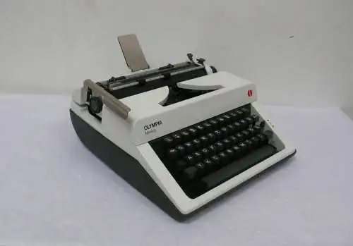 Olympia Monica Reise Schreibmaschine manuell mit Koffer 1979, Schwarz + Weiß, sehr gute Funktion, Made in UK