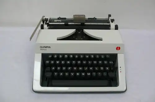 Olympia Monica Reise Schreibmaschine manuell mit Koffer 1979, Schwarz + Weiß, sehr gute Funktion, Made in UK