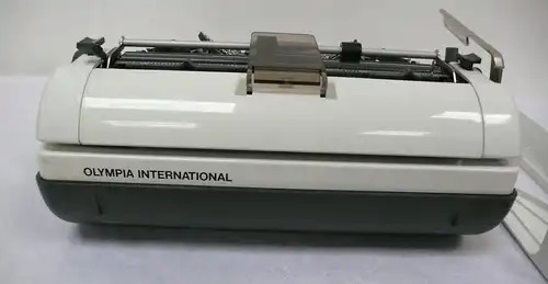 Olympia Monica Reise Schreibmaschine manuell mit Koffer 1979, Schwarz + Weiß, sehr gute Funktion, Made in UK