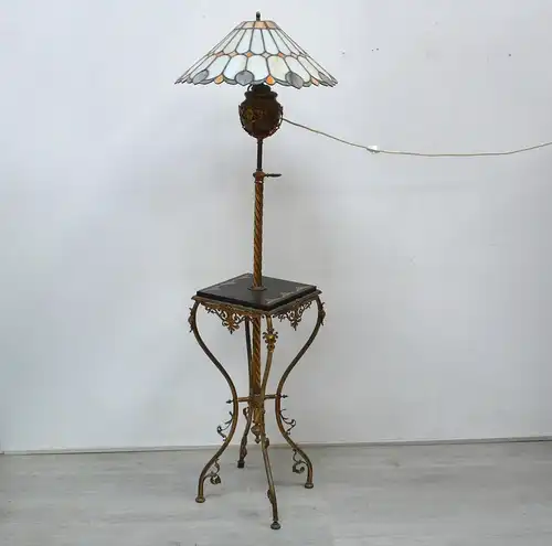 Stehlampe Jugendstil Messingständer mit Tisch, ehem Petroleumlampe, um 1900 + Tiffany Schirm 60er