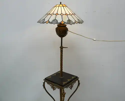 Stehlampe Jugendstil Messingständer mit Tisch, ehem Petroleumlampe, um 1900 + Tiffany Schirm 60er