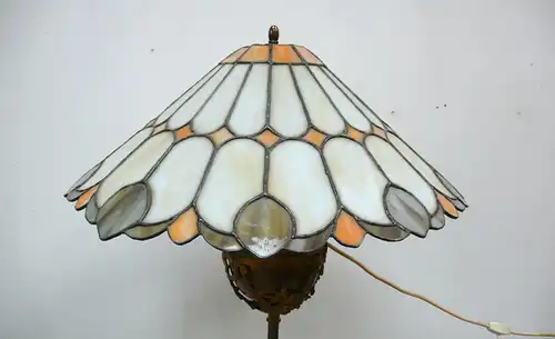 Stehlampe Jugendstil Messingständer mit Tisch, ehem Petroleumlampe, um 1900 + Tiffany Schirm 60er