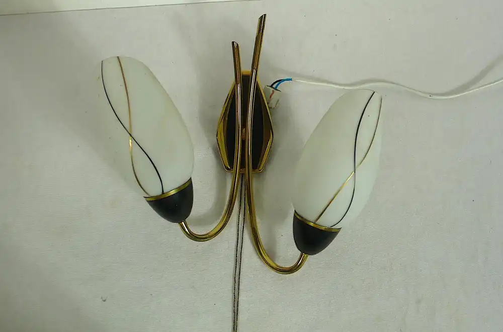 50er 60er Tten Wandlampe 2 flammig Messing Rahmen mit 2 weien Tten Schirmen gemustert, Mid Century Modern 0