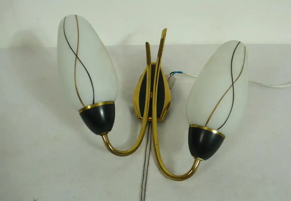 50er 60er Tüten Wandlampe 2 flammig Messing Rahmen mit 2 weißen Tüten Schirmen gemustert, Mid Century Modern 1