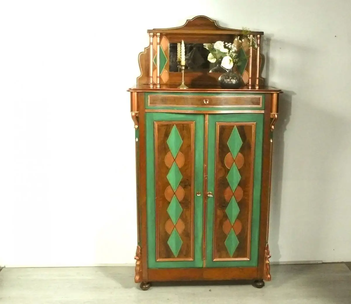 VERTIKO mit Spiegelaufsatz, 1900er Jugendstil, Nußbaum+Kupfer+Grün, kunstvoll überarbeitet 0