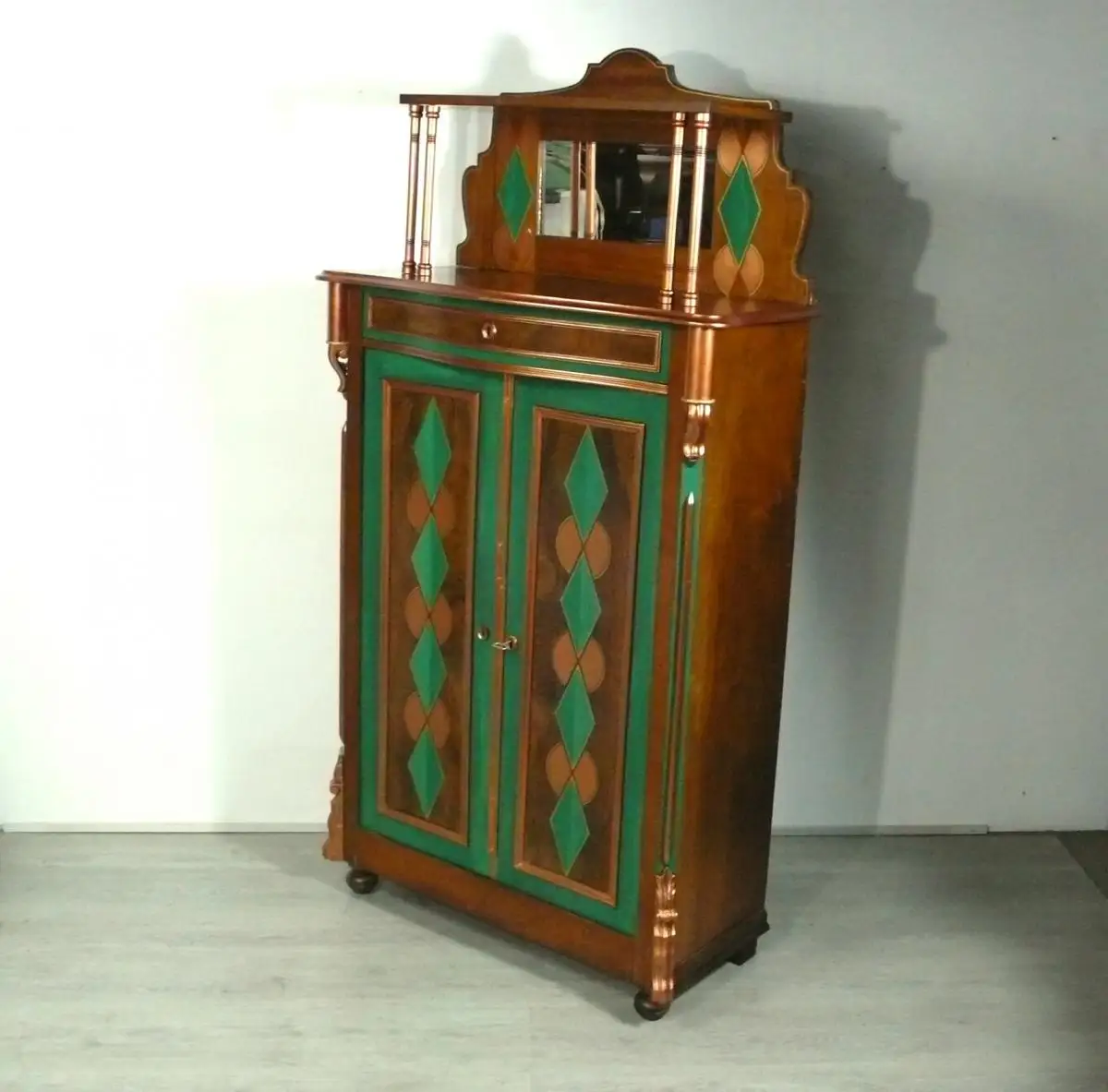 VERTIKO mit Spiegelaufsatz, 1900er Jugendstil, Nußbaum+Kupfer+Grün, kunstvoll überarbeitet 6