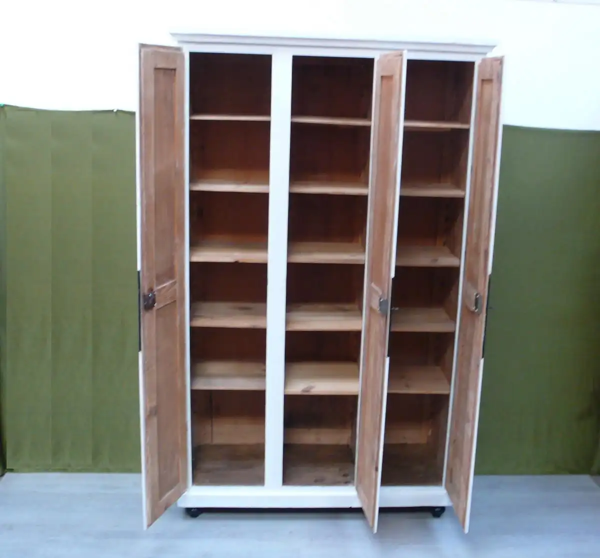 Holz Spint 3-türig Schuhschrank Dielenschrank Vorratsschrank Shabby Weiß antik um 1900 2