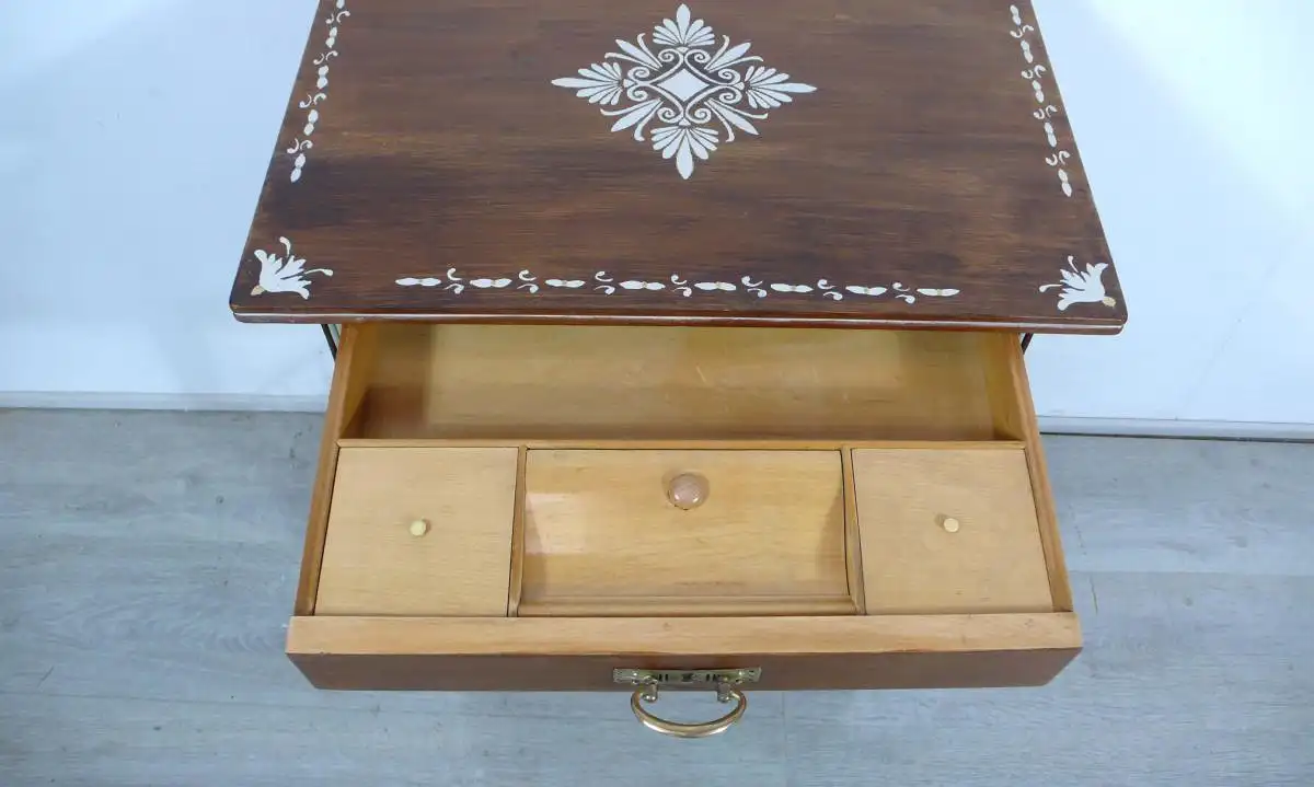 Nähtisch Jugendstil Beistelltisch 2 Schubladen und Ablage, um 1910, Nußbaum + Muster Creme 5