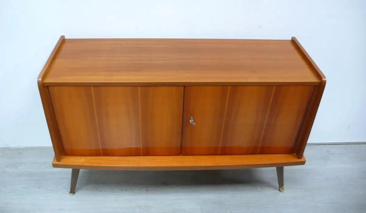 50er 60er Sideboard 2-türig, schräge Beine, Nußbaum + Dekor, Mid Century Modern 2
