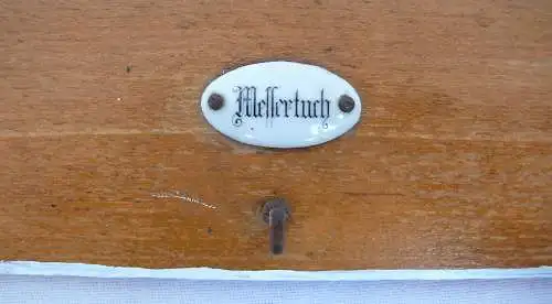 Hakenleiste für Küchentücher aus Holz mit weißen Porzellan Schildern um 1900