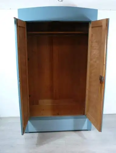 Dielenschrank Kleiderschrank Weichholz 2-türig antik Landhaus, Keiltechnik um 1900, in Mint-Tönen handbemalt