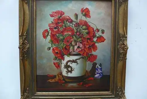 Ölgemälde Rote Rosen, in einem Keramik Topf mit Drachenzeichnung, signiert 1950, in Holzrahmen, aus Auktionshaus