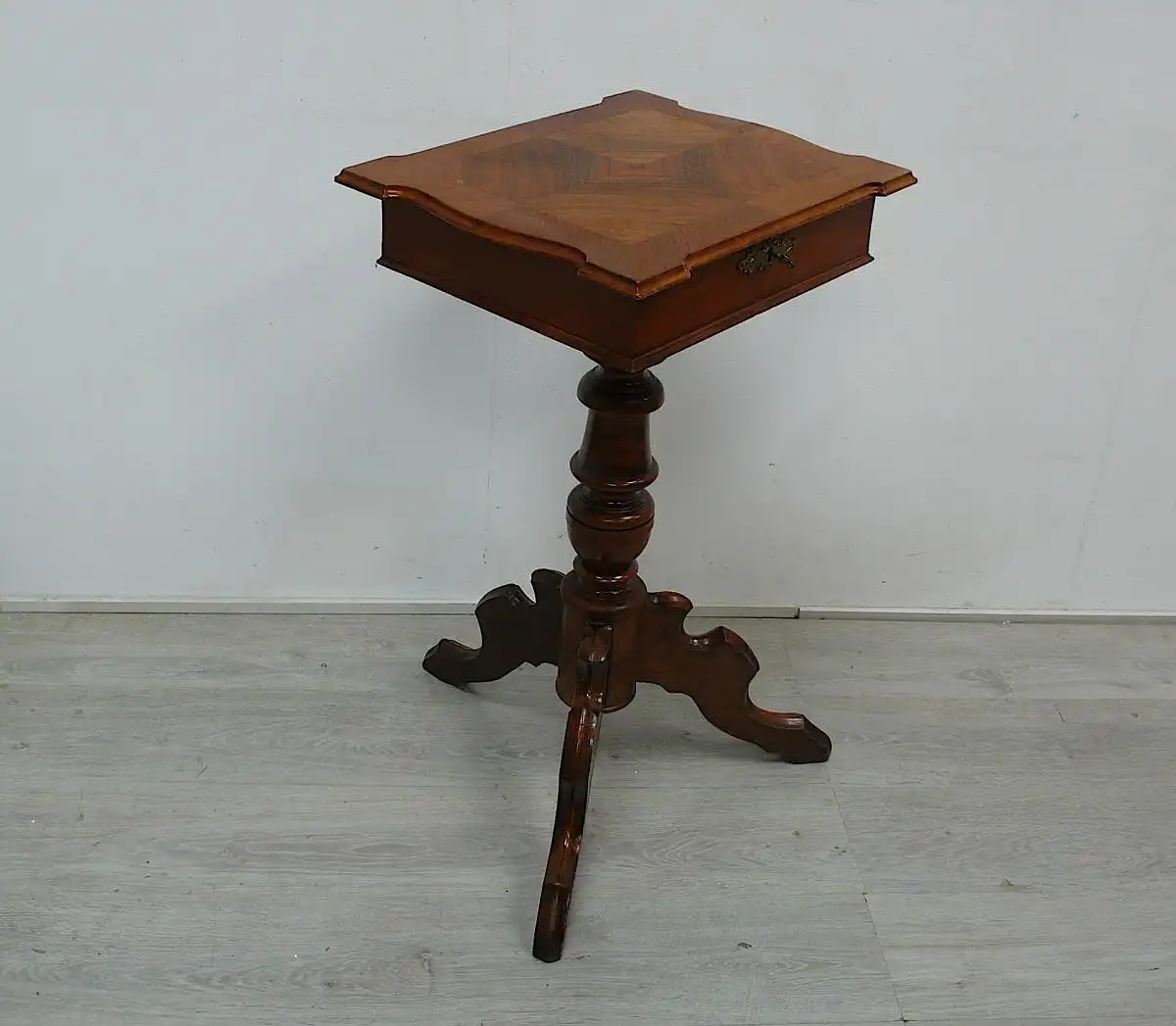 Nähtisch Historismus mit Deckelfach Mittelfußsäule, um 1880, Nußbaum 0