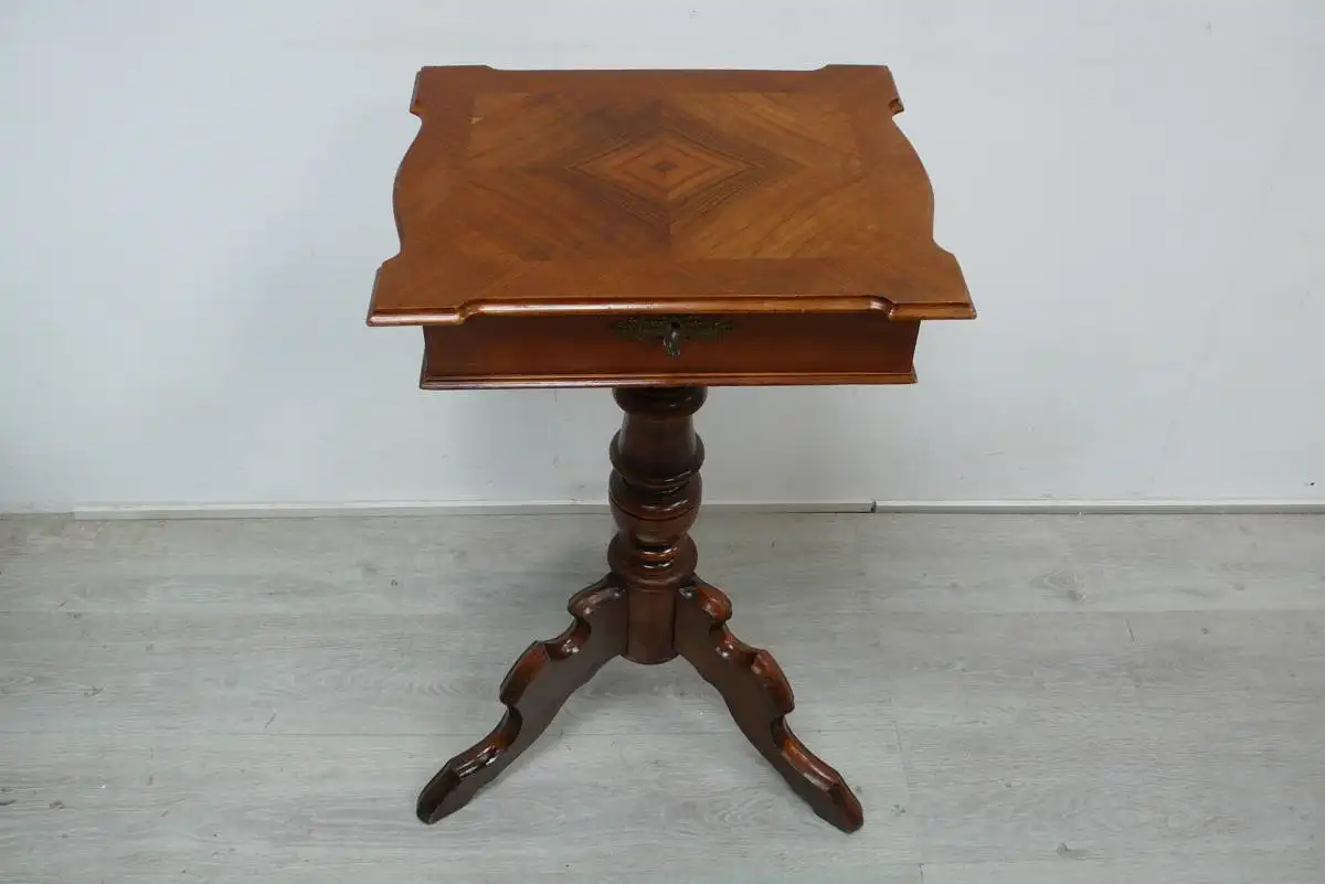 Nähtisch Historismus mit Deckelfach Mittelfußsäule, um 1880, Nußbaum 1