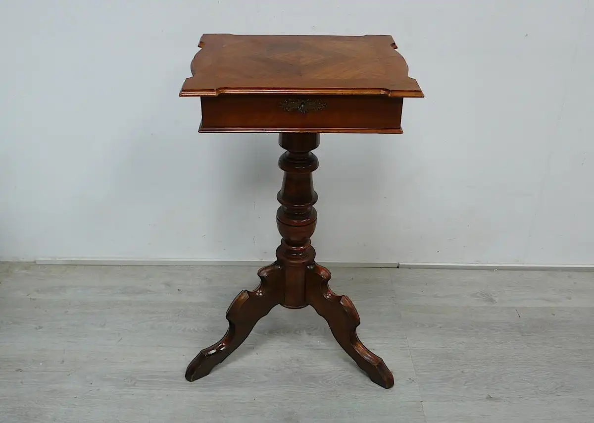 Nähtisch Historismus mit Deckelfach Mittelfußsäule, um 1880, Nußbaum 2