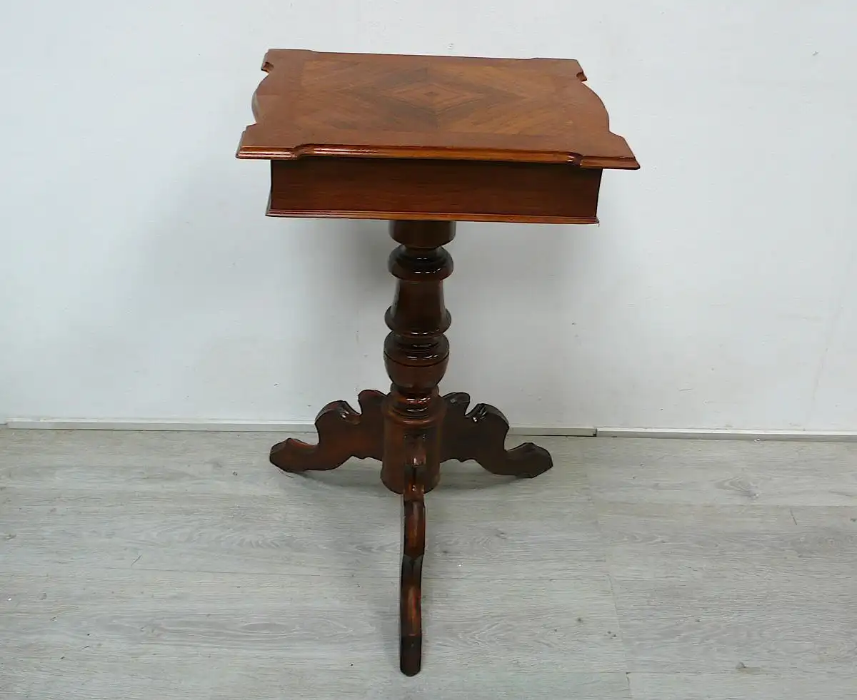 Nähtisch Historismus mit Deckelfach Mittelfußsäule, um 1880, Nußbaum 3