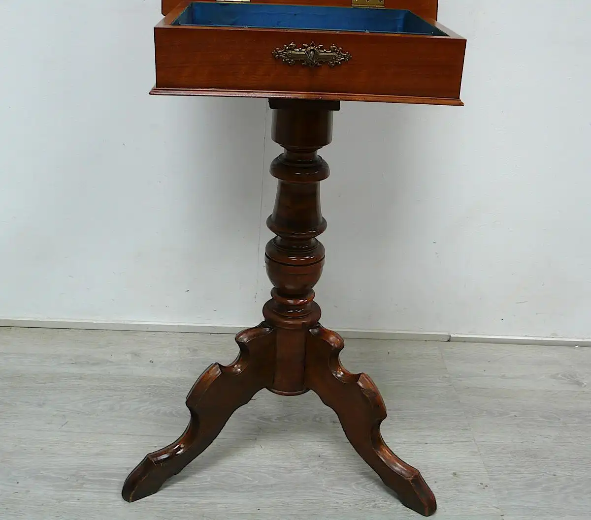Nähtisch Historismus mit Deckelfach Mittelfußsäule, um 1880, Nußbaum 8