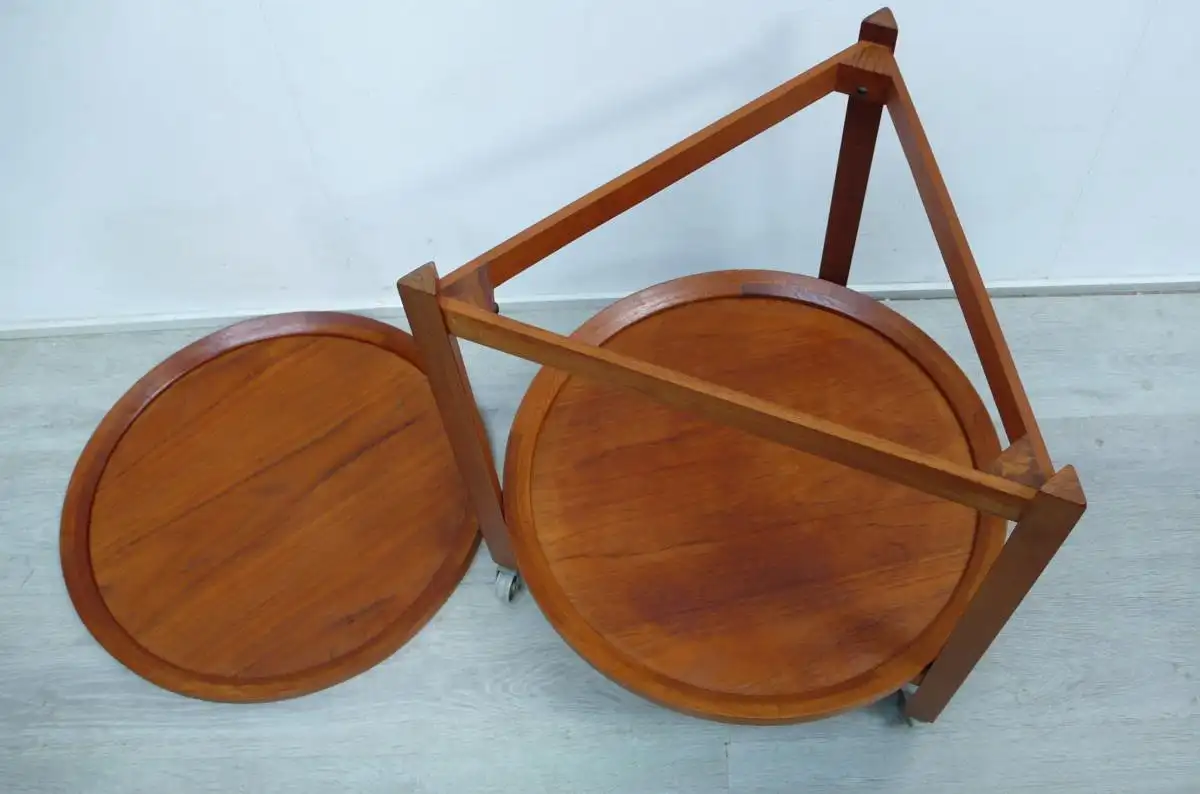 Teak Tablett Beistelltisch rund Dreieckrahmen auf Rollen Sika Mobler Danisch Modern Mid Century Modern 4