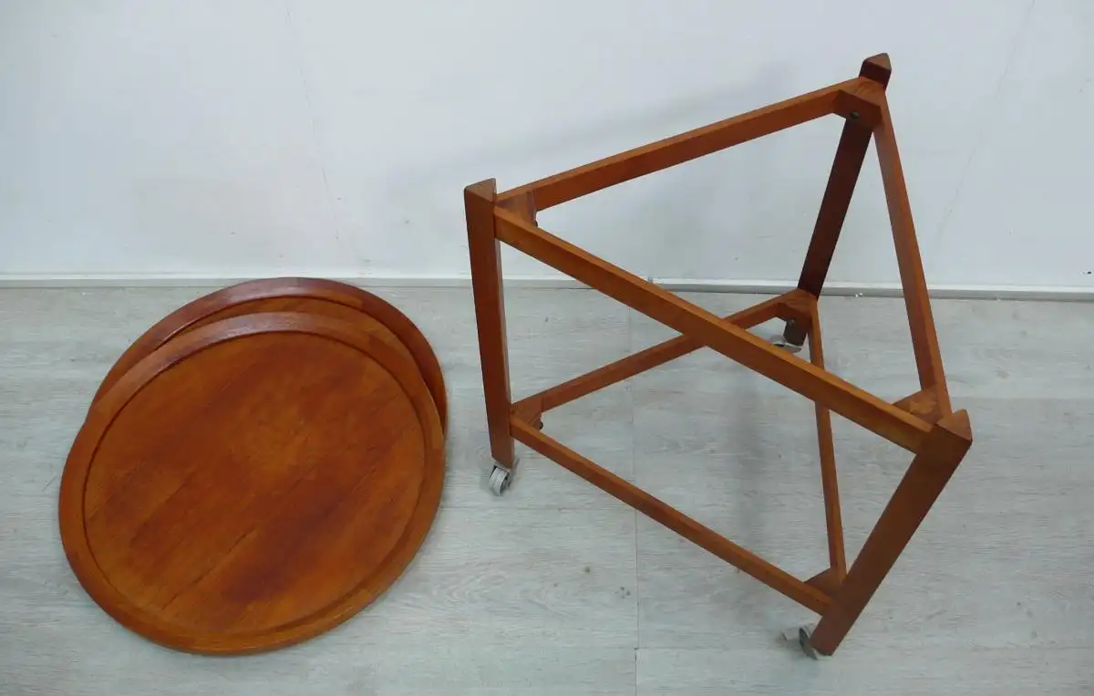 Teak Tablett Beistelltisch rund Dreieckrahmen auf Rollen Sika Mobler Danisch Modern Mid Century Modern 5