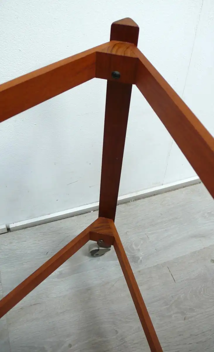 Teak Tablett Beistelltisch rund Dreieckrahmen auf Rollen Sika Mobler Danisch Modern Mid Century Modern 6