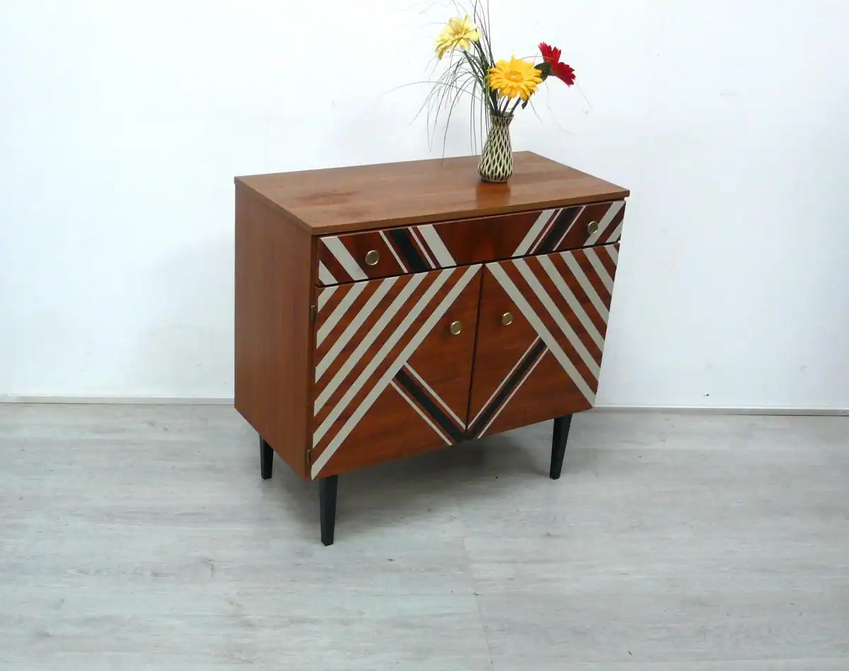 70er Schuhschrank 2-türig 1 Schublade, 12-15 Paar Schuhe, Nußbaum + Streifenmuster 0