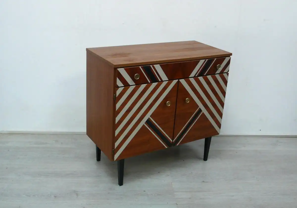 70er Schuhschrank 2-türig 1 Schublade, 12-15 Paar Schuhe, Nußbaum + Streifenmuster 1