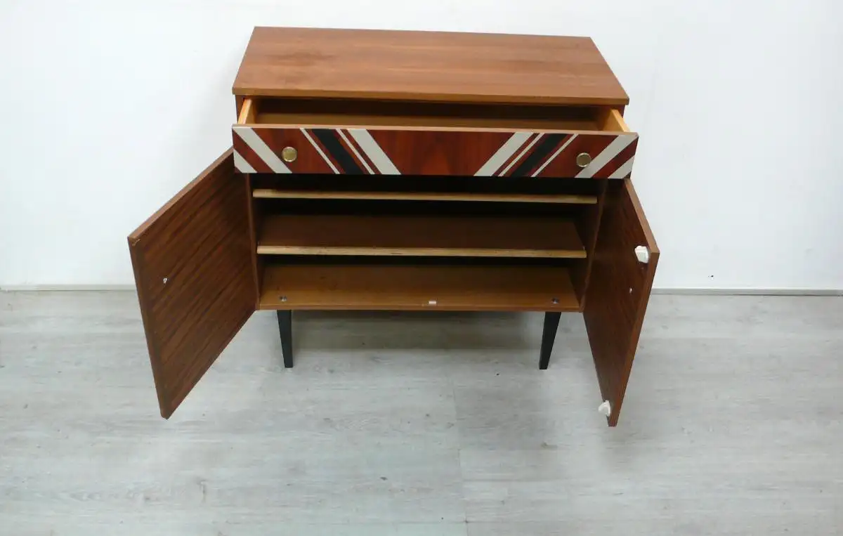 70er Schuhschrank 2-türig 1 Schublade, 12-15 Paar Schuhe, Nußbaum + Streifenmuster 4