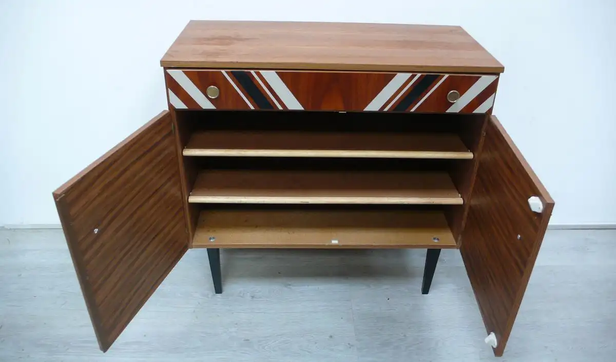 70er Schuhschrank 2-türig 1 Schublade, 12-15 Paar Schuhe, Nußbaum + Streifenmuster 5