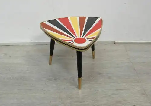 50er 60er Dreieck Blumenhocker Beistelltisch mit buntem Sonnenstrahlenmuster Rockabilly Ära Mid Century Modern