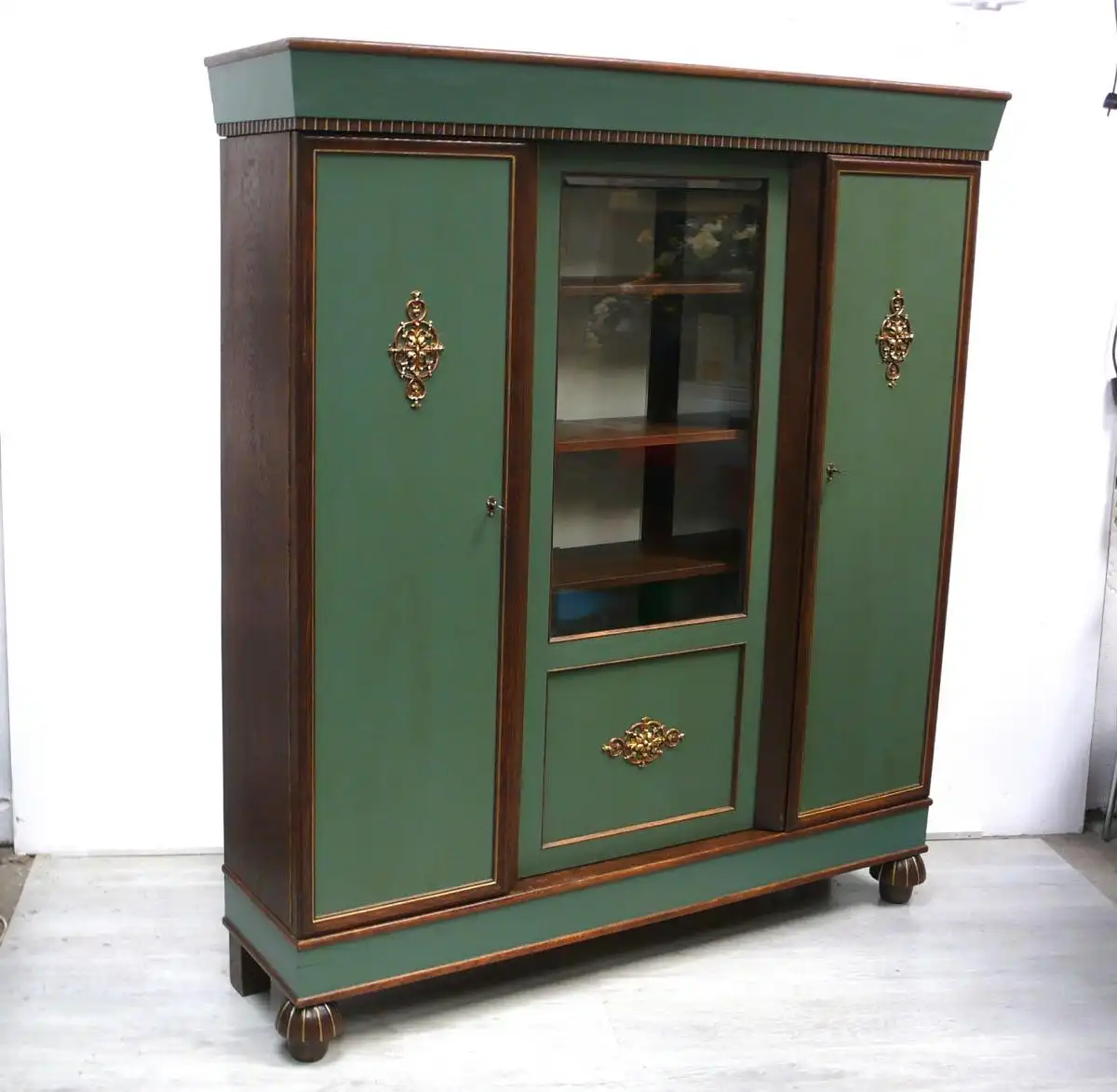 Wohnzimmerschrank Buffet 3 Türen, Jugendstil in Eiche dunkel + Salbei- Grün + Gold, 1920er 0