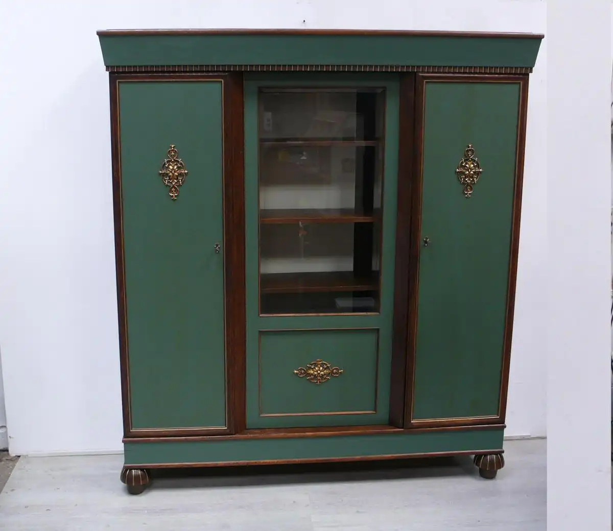 Wohnzimmerschrank Buffet 3 Türen, Jugendstil in Eiche dunkel + Salbei- Grün + Gold, 1920er 1