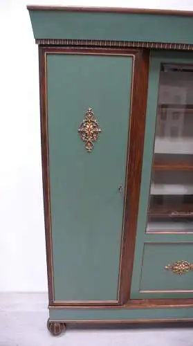 Wohnzimmerschrank Buffet 3 Türen, Jugendstil in Eiche dunkel + Salbei- Grün + Gold, 1920er