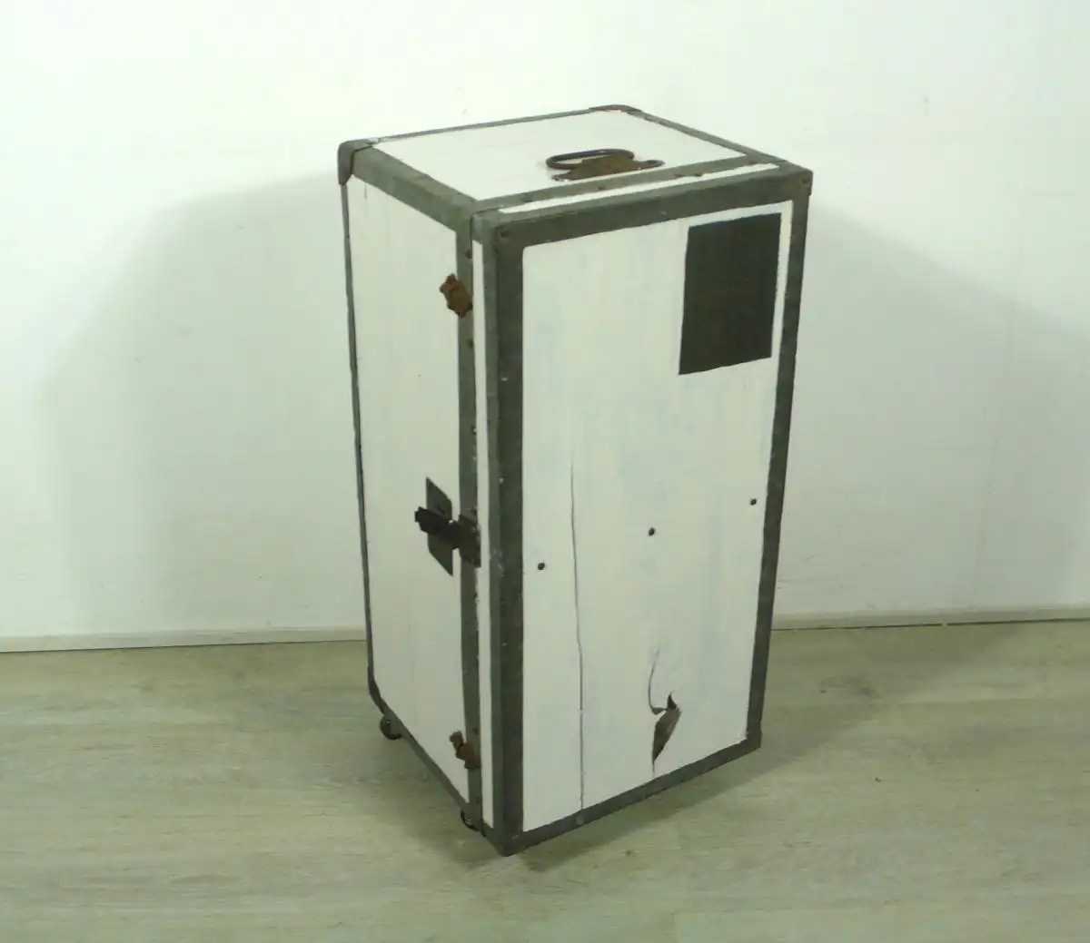 Holzschrank aus Transportkiste, Barschrank, Vorratsschrank auf Rollen, Shabby Weiß, 40er Jahre 0