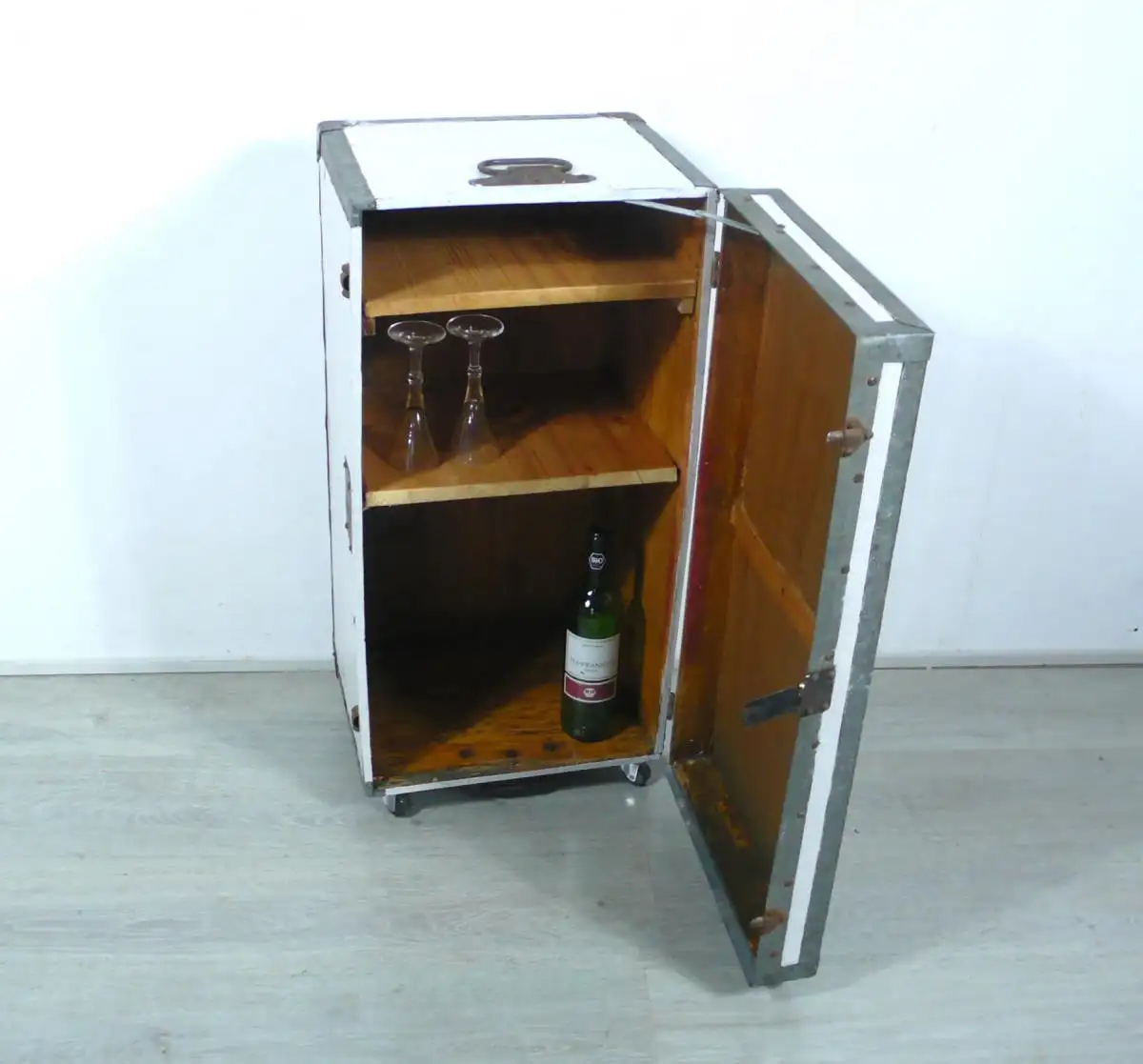 Holzschrank aus Transportkiste, Barschrank, Vorratsschrank auf Rollen, Shabby Weiß, 40er Jahre 1