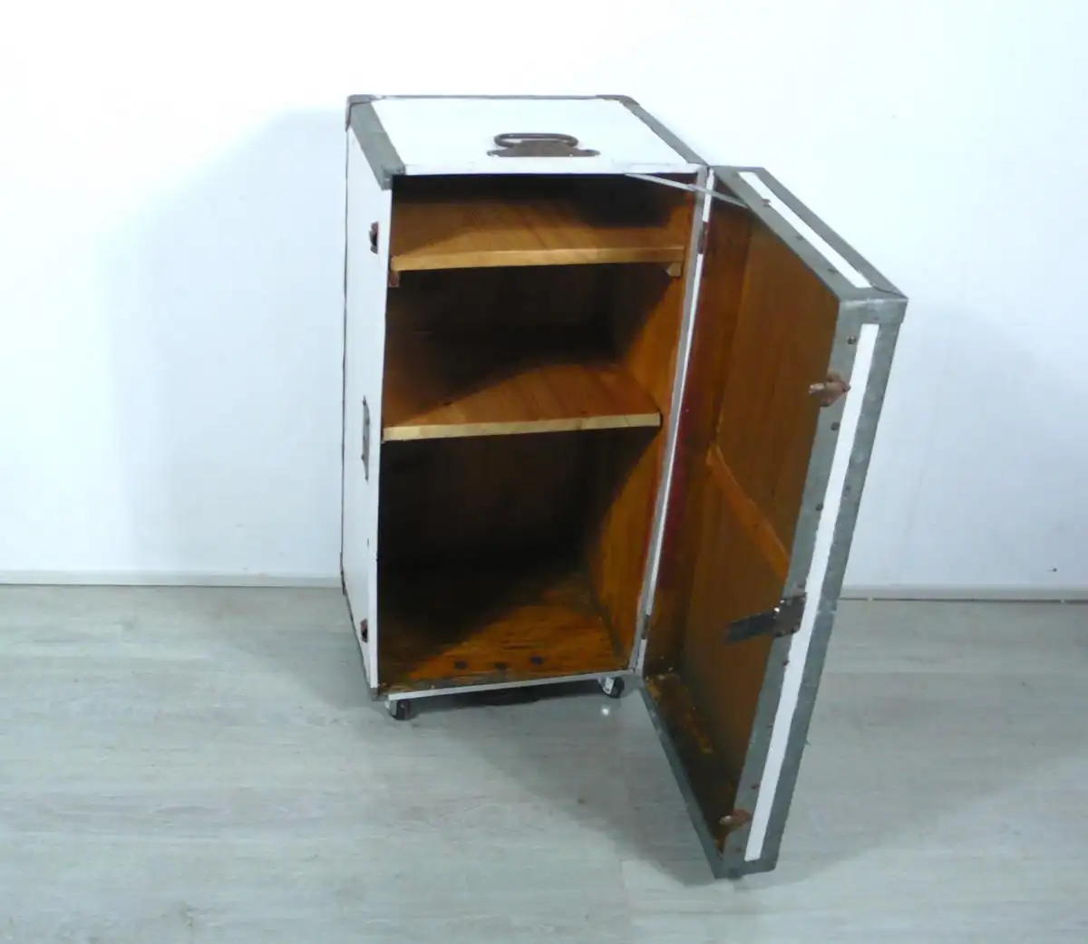 Holzschrank aus Transportkiste, Barschrank, Vorratsschrank auf Rollen, Shabby Weiß, 40er Jahre 2