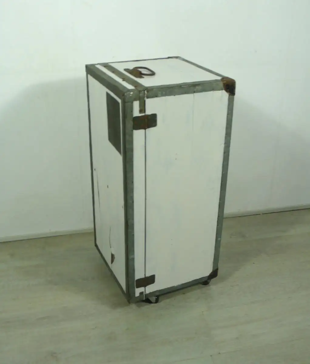 Holzschrank aus Transportkiste, Barschrank, Vorratsschrank auf Rollen, Shabby Weiß, 40er Jahre 3