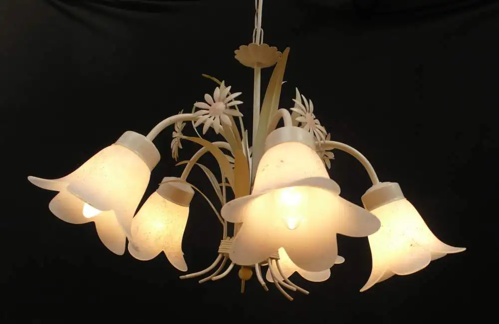 Metall Kronleuchter Florentiner Stil 5 Glasblüten Schirme Romantisches Design im Antik-Stil, ca. 60er 2