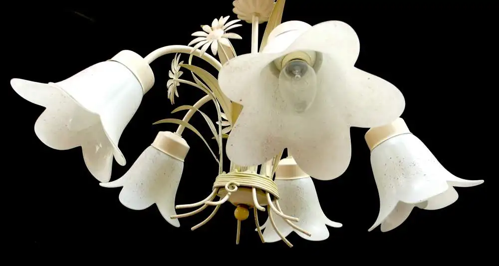 Metall Kronleuchter Florentiner Stil 5 Glasblüten Schirme Romantisches Design im Antik-Stil, ca. 60er 3