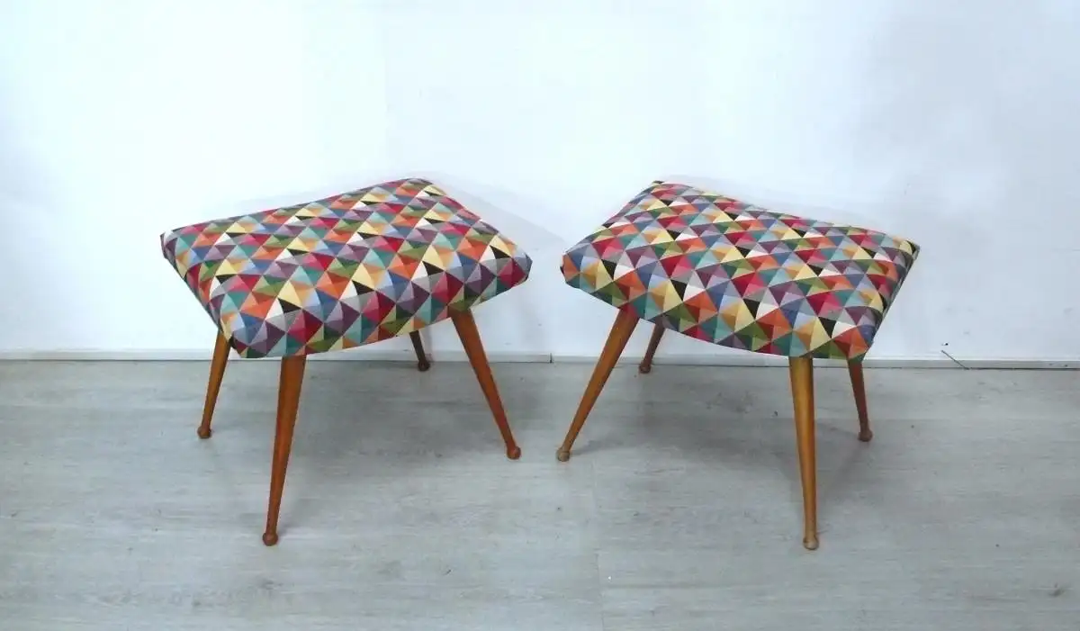 Zwei 50er Sitz Hocker, schräge Beine, neuer Bezug bunte Quadrate, Mid Century Modern 0