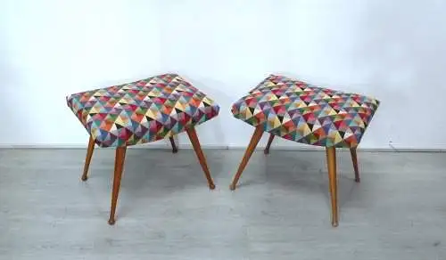 Zwei 50er Sitz Hocker, schräge Beine, neuer Bezug bunte Quadrate, Mid Century Modern