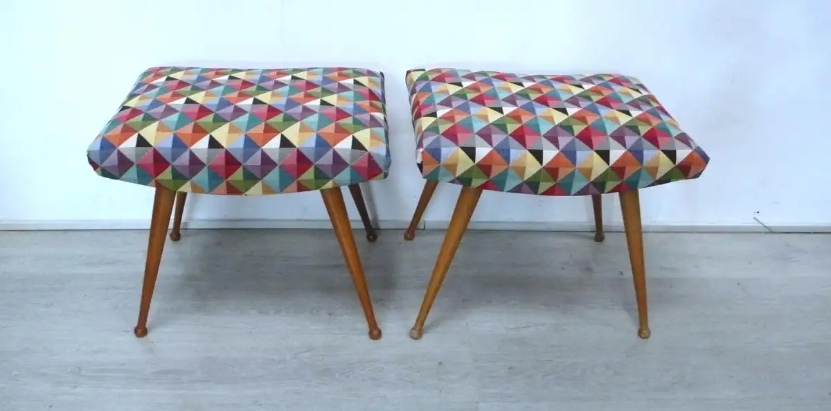 Zwei 50er Sitz Hocker, schräge Beine, neuer Bezug bunte Quadrate, Mid Century Modern 1