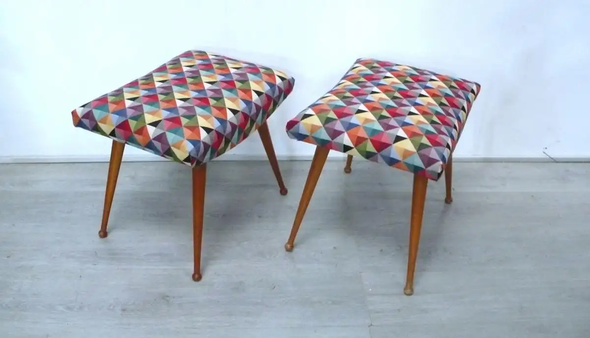 Zwei 50er Sitz Hocker, schräge Beine, neuer Bezug bunte Quadrate, Mid Century Modern 2