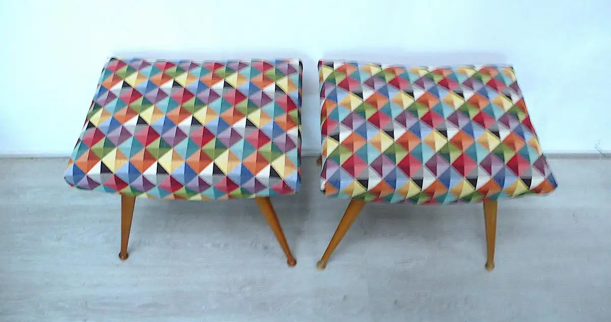 Zwei 50er Sitz Hocker, schräge Beine, neuer Bezug bunte Quadrate, Mid Century Modern 3