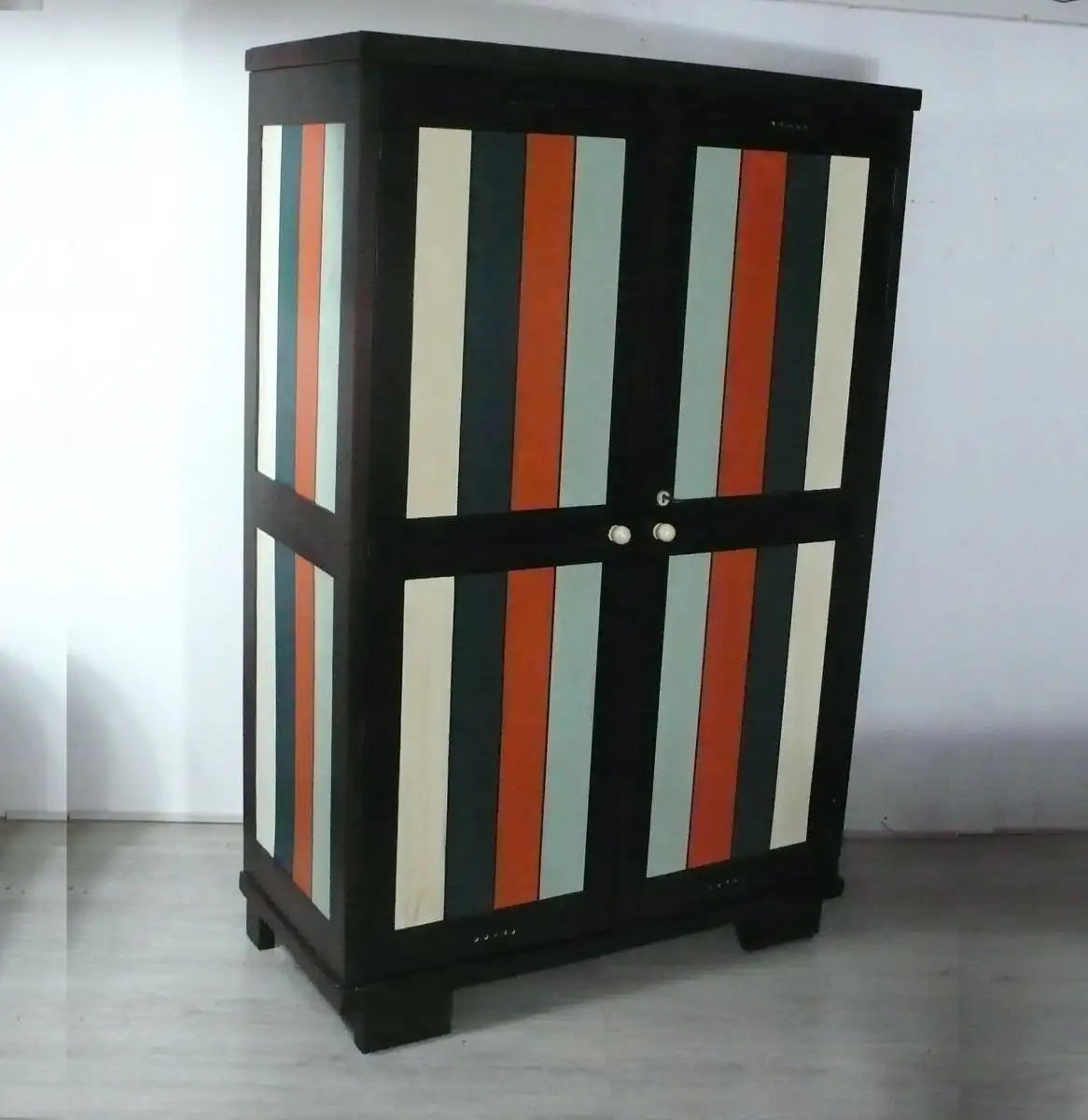 Alter Dielenschrank Kleiderschrank 2 Türen Keilschrank Vintage Braun + Shabby Bunt streifig 0