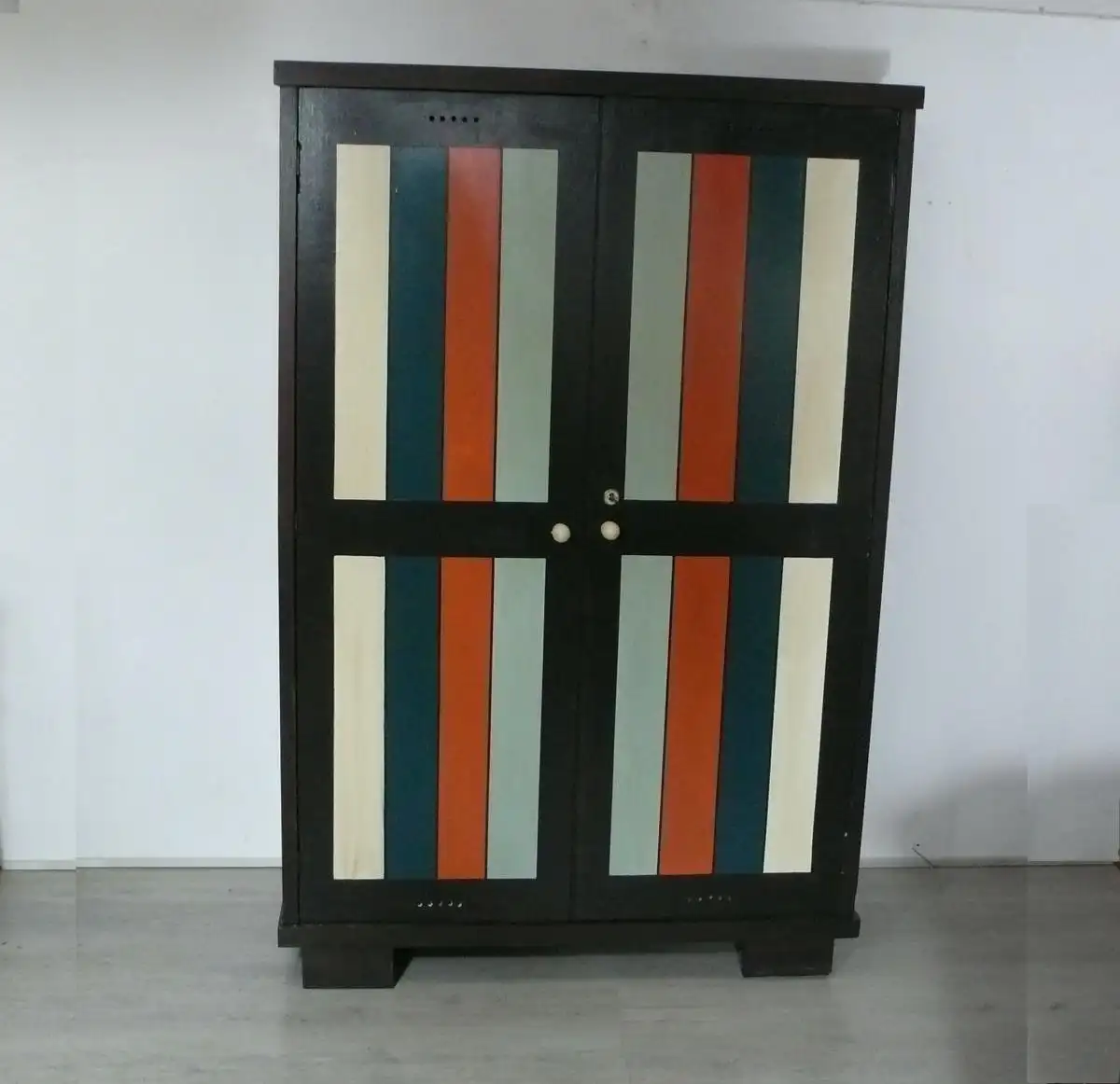 Alter Dielenschrank Kleiderschrank 2 Türen Keilschrank Vintage Braun + Shabby Bunt streifig 1