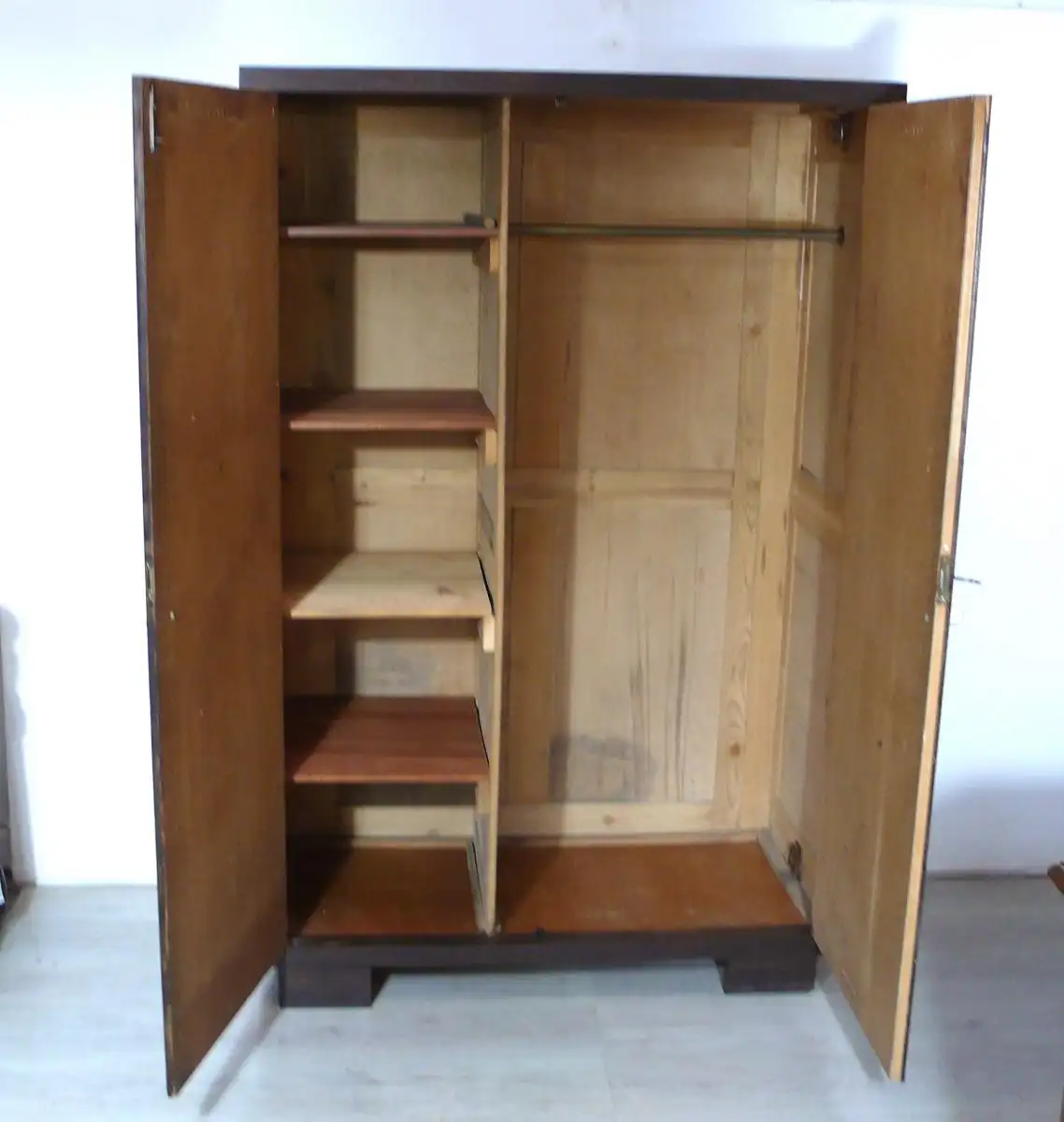 Alter Dielenschrank Kleiderschrank 2 Türen Keilschrank Vintage Braun + Shabby Bunt streifig 2