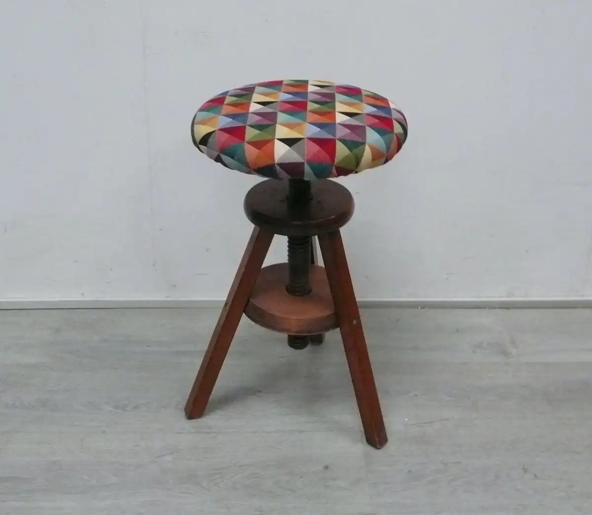 Alter Werkstatt Hocker Holz, Klavierhocker, höhenverstellbar mit Holzspindel 0